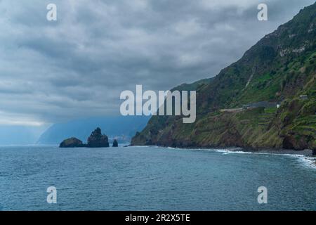 Splendida vista sulla cascata Cascata do Veu da Noiva o sul velo nuziale vicino a Porto Moniz e Seixal. Isola di Madeira, Portogallo Foto Stock