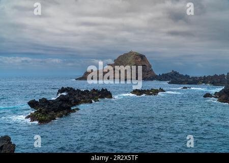 Splendida vista sulla cascata Cascata do Veu da Noiva o sul velo nuziale vicino a Porto Moniz e Seixal. Isola di Madeira, Portogallo Foto Stock