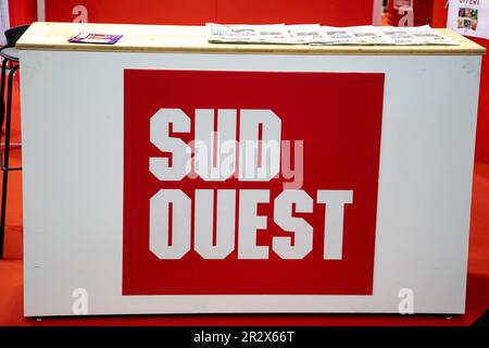 Bordeaux , Aquitaine France - 05 19 2023 : Sud Ouest giornale francese quotidiano regionale quotidiano logo marchio e segno di testo in mostra Foto Stock