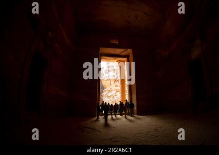 2020- Febbraio 21-Petra Jordan- i turisti sono stati lasciati nel monastero dalle guardie a causa della pioggia, questo accade raramente. Soffitto molto alto e si può Foto Stock