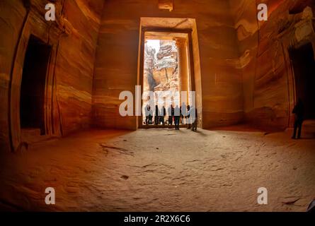 2020- Febbraio 21-Petra Jordan- i turisti sono stati lasciati nel monastero dalle guardie a causa della pioggia, questo accade raramente. Soffitto molto alto e si può Foto Stock