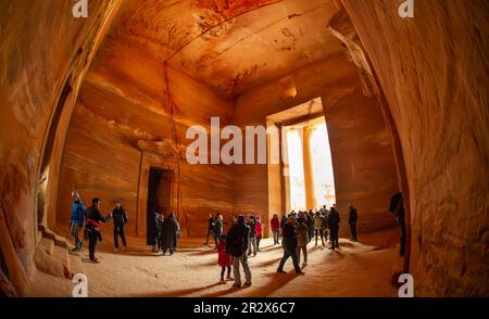 2020- Febbraio 21-Petra Jordan- i turisti sono stati lasciati nel monastero dalle guardie a causa della pioggia, questo accade raramente. Soffitto molto alto e si può Foto Stock