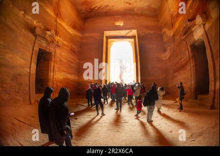 2020- Febbraio 21-Petra Jordan- i turisti sono stati lasciati nel monastero dalle guardie a causa della pioggia, questo accade raramente. Soffitto molto alto e si può Foto Stock