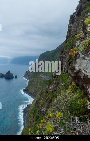 Formazioni rocciose vulcaniche, costo dell'oceano Atlantico a Ribeira de Janela, vicino a Porto Moniz sull'isola di Madeira, Portogallo Foto Stock