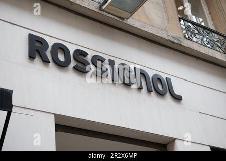 Bordeaux , Aquitaine France - 05 19 2023 : il logo Rossignol e il segno di marca sulla parete d'ingresso del negozio di sci Foto Stock