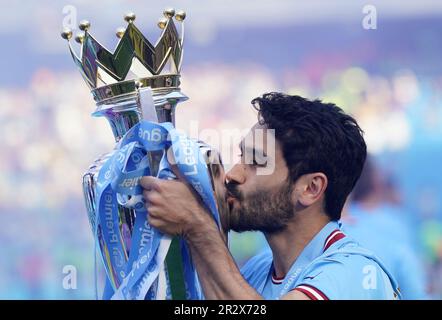 Manchester, Regno Unito. 21st maggio, 2023. Ilkay Gundogan di Manchester City bacia il trofeo della Premier League 2022/23 durante la partita della Premier League all'Etihad Stadium, Manchester. Il credito dell'immagine dovrebbe essere: Andrew Yates/Sportimage Credit: Sportimage Ltd/Alamy Live News Foto Stock