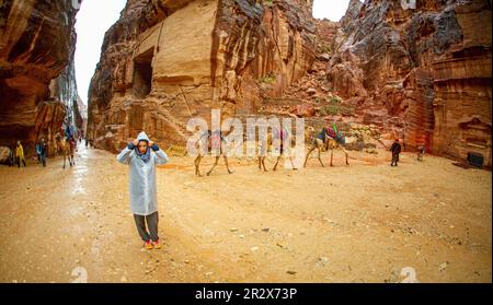 Petra Jordan è considerata una meraviglia del mondo che viene visitato da molti turisti ogni anno da tutto il mondo, è affascinante sia fuori che io Foto Stock