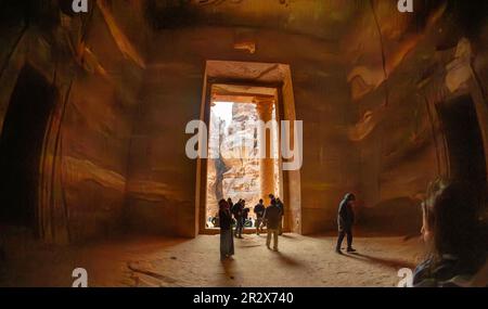 2020- Febbraio 21-Petra Jordan- i turisti sono stati lasciati nel monastero dalle guardie a causa della pioggia, questo accade raramente. Soffitto molto alto e si può Foto Stock