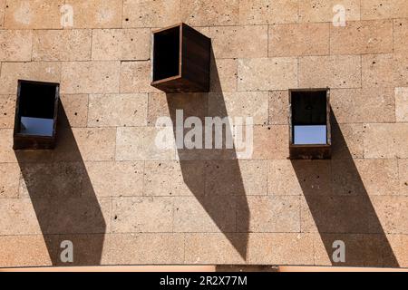 Javea, Alicante, Spagna - 16 maggio 2023: Architettura moderna della Casa del Cable (Cable House) ristrutturata nella città di Javea Foto Stock