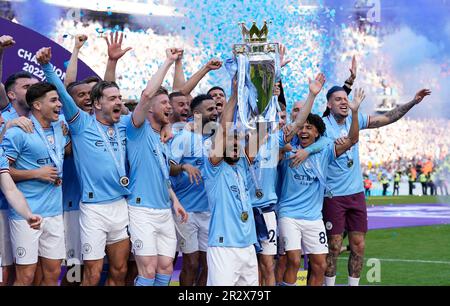 Manchester, Regno Unito. 21st maggio, 2023. Ilkay Gundogan di Manchester City solleva il trofeo della Premier League 2022/23 durante la partita della Premier League presso l'Etihad Stadium di Manchester. Il credito dell'immagine dovrebbe essere: Andrew Yates/Sportimage Credit: Sportimage Ltd/Alamy Live News Foto Stock