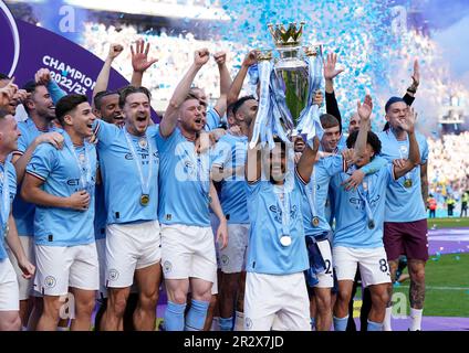 Manchester, Regno Unito. 21st maggio, 2023. Ilkay Gundogan di Manchester City solleva il trofeo della Premier League 2022/23 durante la partita della Premier League presso l'Etihad Stadium di Manchester. Il credito dell'immagine dovrebbe essere: Andrew Yates/Sportimage Credit: Sportimage Ltd/Alamy Live News Foto Stock