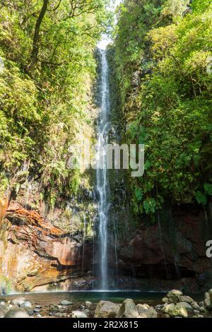 Vista aerea delle 25 Fontes o 25 Springs in inglese. Si tratta di un gruppo di cascate situate a Rabacal, Paul da Serra, sull'isola di Madeira. L'accesso è possibile Foto Stock