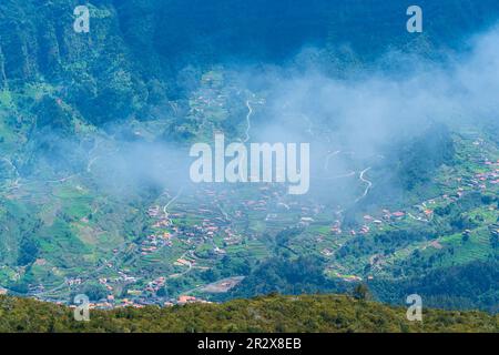 Vista panoramica delle montagne dal punto panoramico della montagna miradouro da bica da cana fino a Sao vicente sull'isola di Madeira Foto Stock