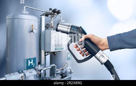 Mano con ugello di rifornimento di idrogeno sullo sfondo della fabbrica H2. Concetto di produzione di idrogeno da fonti di energia rinnovabili. Foto Stock