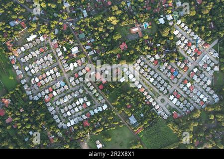 Grande casa residenziale con strade aeree drone vista dall'alto Foto Stock