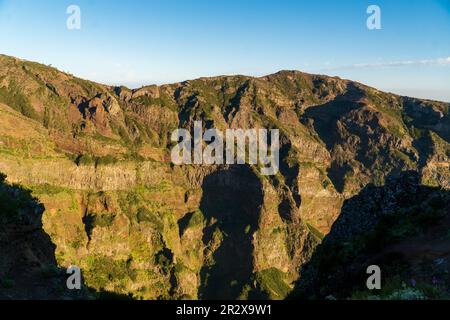 Sentiero di montagna Pico do Arieiro, Isola di Madeira, Portogallo Vista panoramica di montagne ripide e belle e nuvole durante l'alba. Ottobre 2021 Foto Stock
