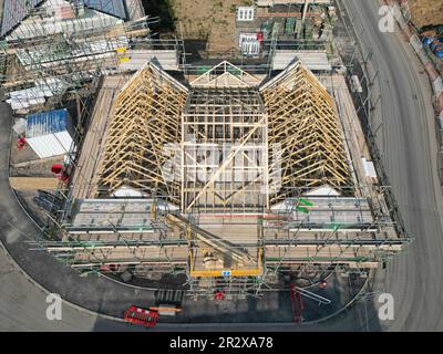 Vista aerea del sito di costruzione di alloggi che mostra la costruzione di tetti spiovente a Hereford UK maggio 2023 Foto Stock