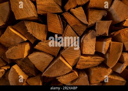 Tronchi di abete rosso pali. Alberi segati dalla foresta. Industria del legno di legno di logging. Tagliare alberi lungo una strada preparata per la rimozione. Foto Stock