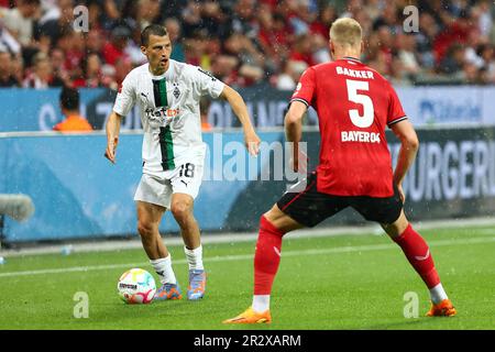 Leverkusen, Germania, 21.05.2023. Bayer 04 Leverkusen vs. Borussia Mönchengladbach, Football, 1. Bundesliga, 33. Giorno di incontro, Stagione 2022/2023. Stefan Lainer (Borussia Moenchengladbach) contro Mitchel Bakker (Bayer 04 Leverkusen) LE NORMATIVE DFL VIETANO L'USO DELLE FOTOGRAFIE COME SEQUENZE DI IMMAGINI E/O QUASI-VIDEO. Credit: NewsNRW / Alamy Live News Foto Stock