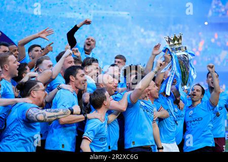 Manchester, Regno Unito. 21st maggio, 2023. I giocatori e il personale della città festeggiano con il trofeo della Premier League dopo la partita della Premier League Manchester City vs Chelsea allo stadio Etihad di Manchester, Regno Unito, 21st maggio 2023 (Foto di Conor Molloy/News Images) a Manchester, Regno Unito, il 5/21/2023. (Foto di Conor Molloy/News Images/Sipa USA) Credit: Sipa USA/Alamy Live News Foto Stock