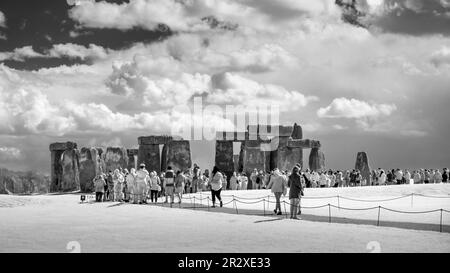 STONEHENGE, WILTSHIRE, INGHILTERRA - 13th APRILE 2023: Folla di turisti che visitano l'antico anello in pietra a Stonehenge, immagine monocroma rossa di infra. Foto Stock