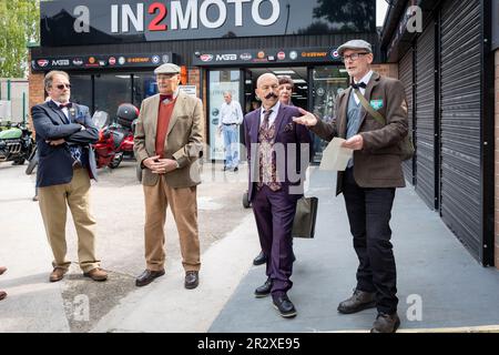 21 maggio 2023 - Warrington, Cheshire, England, UK - l'illustre Gentleman's Ride (DGR) unisce motociclisti classici e vintage da tutto il mondo per raccogliere fondi e consapevolezza per la ricerca sul cancro alla prostata e la salute mentale degli uomini. Un gruppo di motociclisti provenienti da Warrington vestito con le loro migliori tute e cravatte, si è incontrato presso il concessionario di motociclette locale e poi ha attraversato il centro della città prima di uscire dalla città e attraverso una combinazione di villaggi e città. Sono stati dati le istruzioni prima della corsa e sono finiti in su al centro di visitatori della banca di Jodrell. Foto Stock