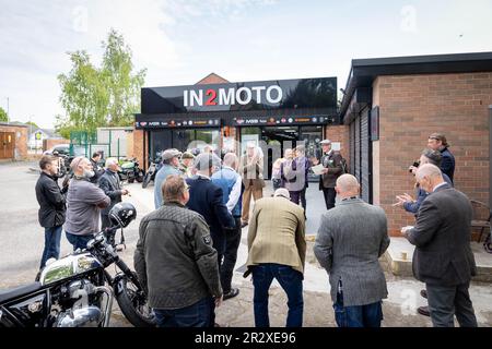 21 maggio 2023 - Warrington, Cheshire, England, UK - l'illustre Gentleman's Ride (DGR) unisce motociclisti classici e vintage da tutto il mondo per raccogliere fondi e consapevolezza per la ricerca sul cancro alla prostata e la salute mentale degli uomini. Un gruppo di motociclisti provenienti da Warrington vestito con le loro migliori tute e cravatte, si è incontrato presso il concessionario di motociclette locale e poi ha attraversato il centro della città prima di uscire dalla città e attraverso una combinazione di villaggi e città. Sono stati dati le istruzioni prima della corsa e sono finiti in su al centro di visitatori della banca di Jodrell. Foto Stock