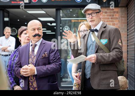 21 maggio 2023 - Warrington, Cheshire, England, UK - l'illustre Gentleman's Ride (DGR) unisce motociclisti classici e vintage da tutto il mondo per raccogliere fondi e consapevolezza per la ricerca sul cancro alla prostata e la salute mentale degli uomini. Un gruppo di motociclisti provenienti da Warrington vestito con le loro migliori tute e cravatte, si è incontrato presso il concessionario di motociclette locale e poi ha attraversato il centro della città prima di uscire dalla città e attraverso una combinazione di villaggi e città. Sono stati dati le istruzioni prima della corsa e sono finiti in su al centro di visitatori della banca di Jodrell. Foto Stock