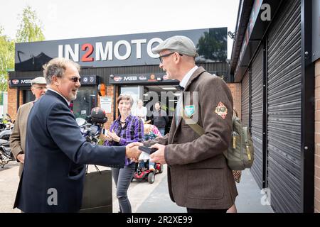 21 maggio 2023 - Warrington, Cheshire, England, UK - l'illustre Gentleman's Ride (DGR) unisce motociclisti classici e vintage da tutto il mondo per raccogliere fondi e consapevolezza per la ricerca sul cancro alla prostata e la salute mentale degli uomini. Un gruppo di motociclisti provenienti da Warrington vestito con le loro migliori tute e cravatte, si è incontrato presso il concessionario di motociclette locale e poi ha attraversato il centro della città prima di uscire dalla città e attraverso una combinazione di villaggi e città. Sono stati dati le istruzioni prima della corsa e sono finiti in su al centro di visitatori della banca di Jodrell. Foto Stock