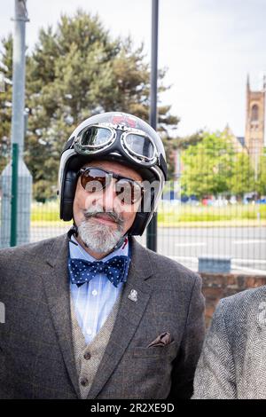 Warrington, Cheshire, Regno Unito. 21st maggio, 2023. UK - il Gentleman's Ride (DGR) unisce motociclisti classici e vintage da tutto il mondo per raccogliere fondi e consapevolezza per la ricerca sul cancro alla prostata e la salute mentale degli uomini. Un gruppo di motociclisti provenienti da Warrington vestito con le loro migliori tute e cravatte, si è incontrato presso il concessionario di motociclette locale e poi ha attraversato il centro della città prima di uscire dalla città e attraverso una combinazione di villaggi e città. Finirono al centro visitatori della Jodrell Bank. Credit: John Hopkins/Alamy Live News Foto Stock