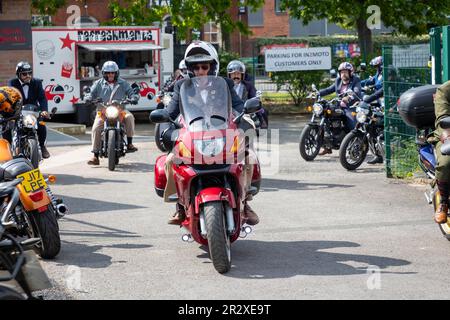 Warrington, Cheshire, Regno Unito. 21st maggio, 2023. UK - il Gentleman's Ride (DGR) unisce motociclisti classici e vintage da tutto il mondo per raccogliere fondi e consapevolezza per la ricerca sul cancro alla prostata e la salute mentale degli uomini. Un gruppo di motociclisti parte da Warrington vestito con i loro abiti e le loro cravatte migliori, si incontra presso il concessionario di motociclette locale e poi attraversa il centro della città prima di uscire dalla città e attraversare una combinazione di villaggi e città. Finirono al centro visitatori della Jodrell Bank. Credit: John Hopkins/Alamy Live News Foto Stock