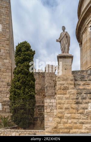 Scultura a Octavio Cesar Augusto nel Paseo de San Antonio al di fuori del museo archeologico dei resti romani a Tarragona, Catalogna, Spagna, Europa. Foto Stock