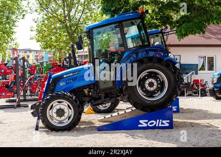 Tractor Solis alla fiera agricola. Novi Sad, Serbia - 05.20.2023 Foto Stock