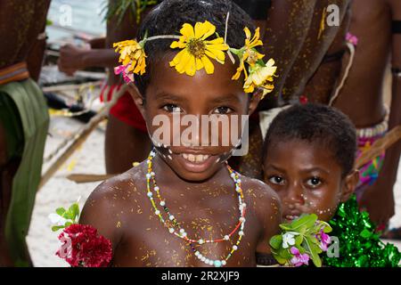 Papua Nuova Guinea, Isole Trobriand, Provincia di Milne Bay, Isola di Kuiawa, anche nota come Kuyau. Ragazzi locali in abbigliamento tradizionale. Foto Stock