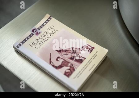 Calgary, Alberta - 19 maggio 2023: Omaggio di George Orwell al libro della Catalogna su un tavolino da caffè. Foto Stock