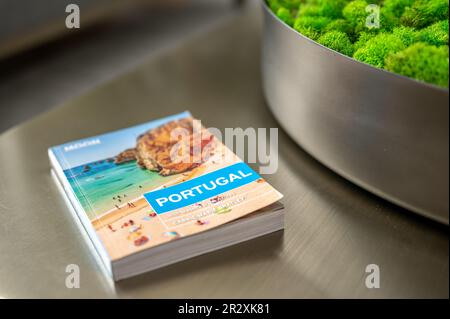 Calgary, Alberta - 20 maggio 2023: Libro di viaggio sul Portogallo su un tavolino in un soggiorno moderno. Foto Stock