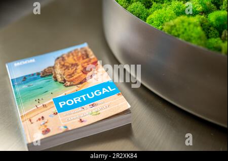 Calgary, Alberta - 20 maggio 2023: Libro di viaggio sul Portogallo su un tavolino in un soggiorno moderno. Foto Stock