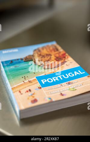 Calgary, Alberta - 20 maggio 2023: Libro di viaggio sul Portogallo su un tavolino in un soggiorno moderno. Foto Stock