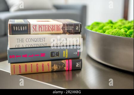 Calgary, Alberta - 20 maggio 2023: Pila di libri di storia russi su un tavolo in un soggiorno moderno. Foto Stock
