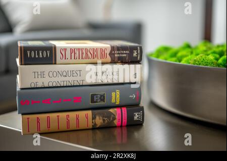 Calgary, Alberta - 20 maggio 2023: Pila di libri di storia russi su un tavolo in un soggiorno moderno. Foto Stock