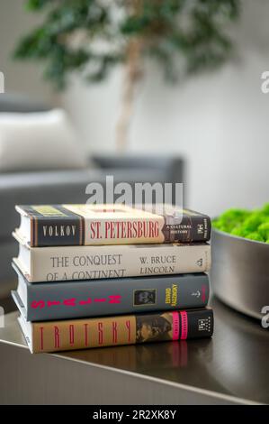 Calgary, Alberta - 20 maggio 2023: Pila di libri di storia russi su un tavolo in un soggiorno moderno. Foto Stock