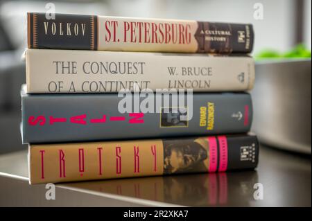 Calgary, Alberta - 20 maggio 2023: Pila di libri di storia russi su un tavolo in un soggiorno moderno. Foto Stock