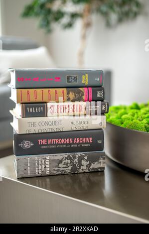 Calgary, Alberta - 20 maggio 2023: Pila di libri di storia russi su un tavolo in un soggiorno moderno. Foto Stock