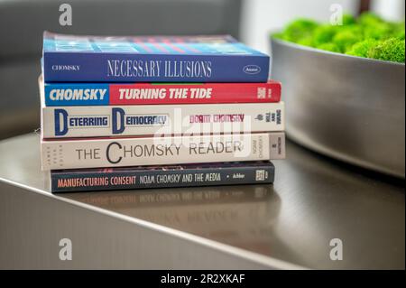 Calgary, Alberta - 20 maggio 2023: Pila di libri Noam Chomsky su un tavolo in un soggiorno moderno. Foto Stock