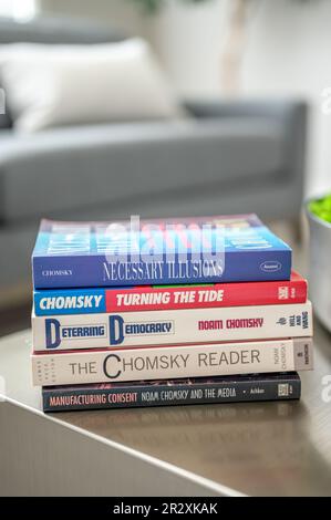 Calgary, Alberta - 20 maggio 2023: Pila di libri Noam Chomsky su un tavolo in un soggiorno moderno. Foto Stock