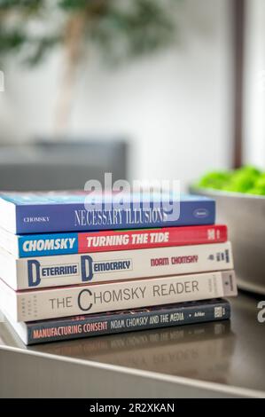 Calgary, Alberta - 20 maggio 2023: Pila di libri Noam Chomsky su un tavolo in un soggiorno moderno. Foto Stock