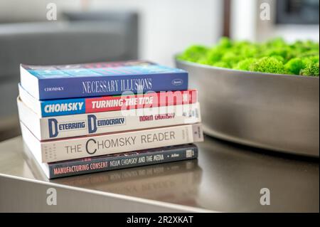 Calgary, Alberta - 20 maggio 2023: Pila di libri Noam Chomsky su un tavolo in un soggiorno moderno. Foto Stock
