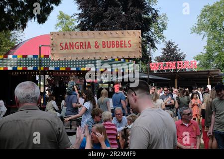 Maastricht, Paesi Bassi - 05 21 2023: Persone che si divertono al Trek Foodtruck Festival di Maastricht. Foto Stock