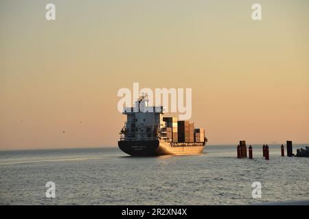 Nave da carico in uscita dal porto Foto Stock