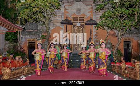 Legong, danza balinese. Si tratta di una forma di danza raffinata con movimenti intricati delle dita, complicate pedane, gesti espressivi ed espressione facciale Foto Stock